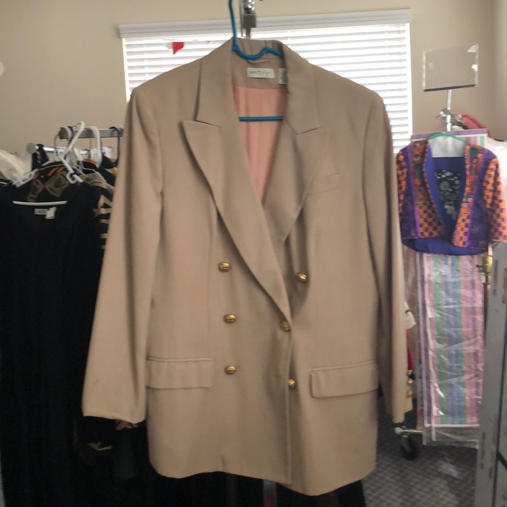 Great condition gold accents